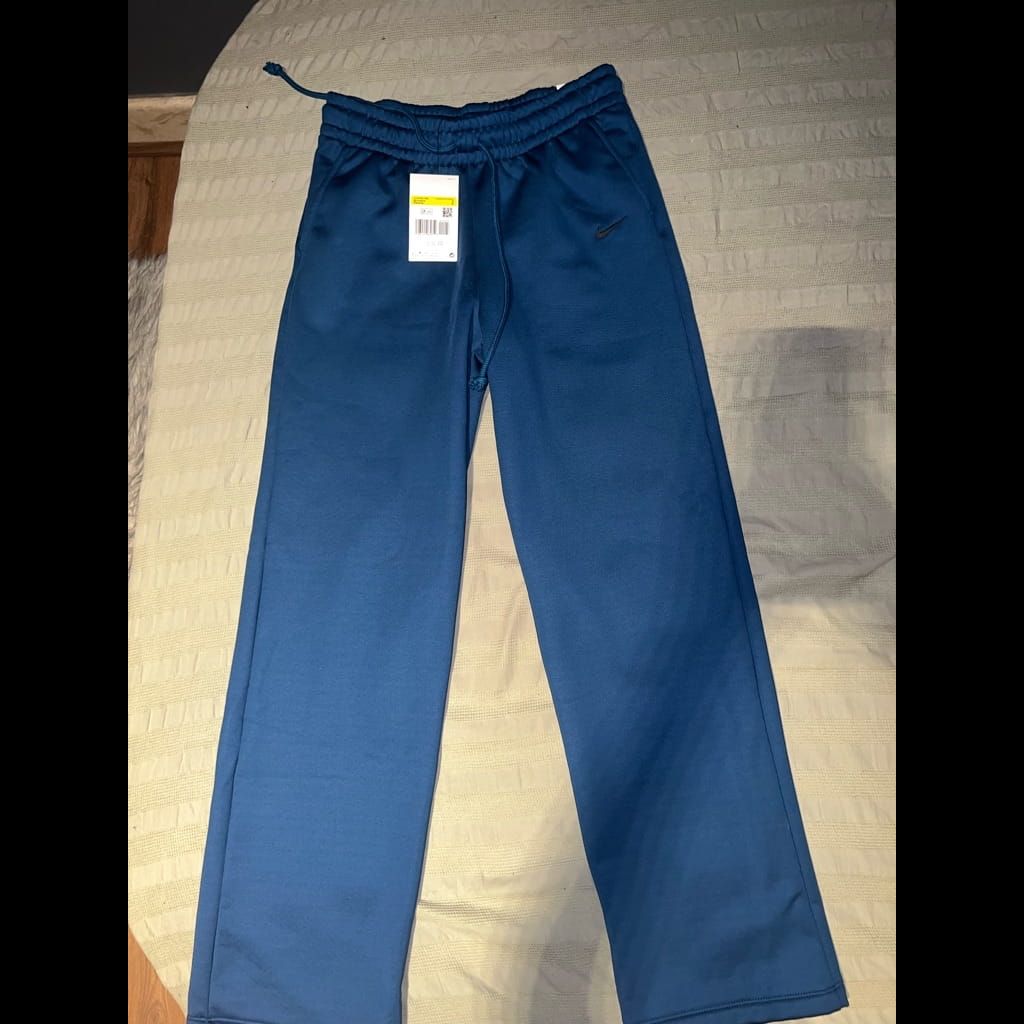 Nike therma pant small