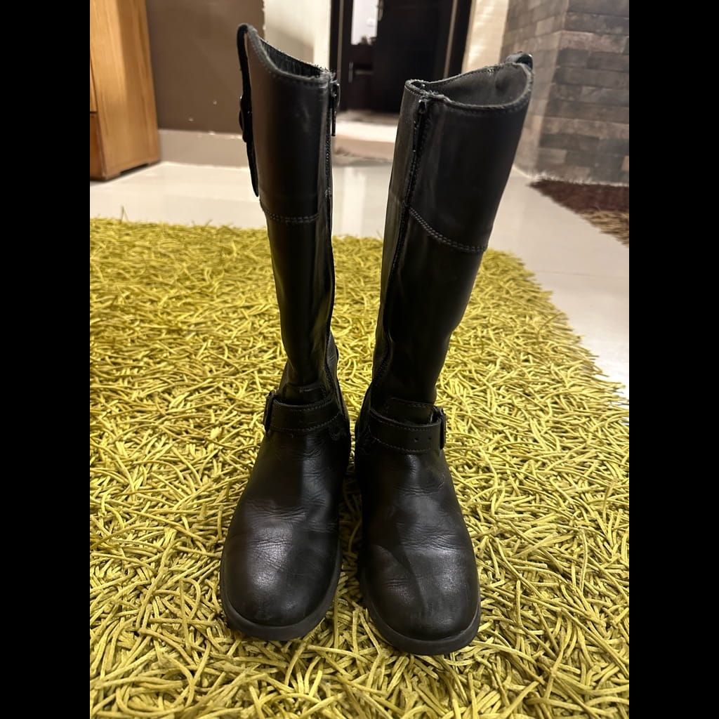 Girls true leather boot size 31