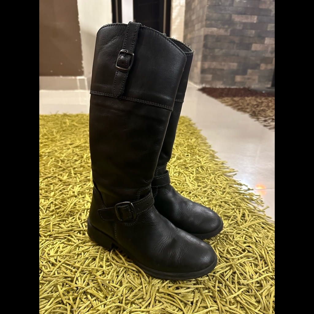 Girls true leather boot size 31