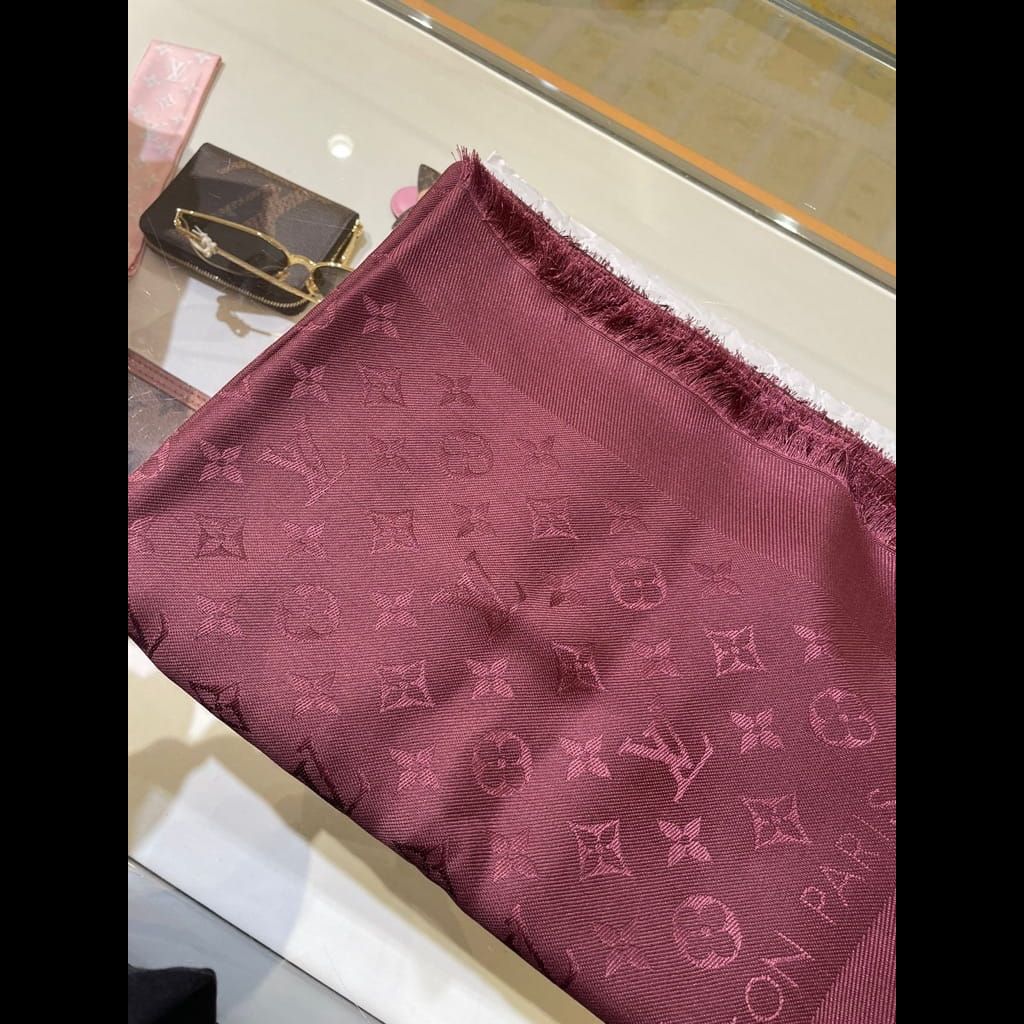 Louis vuitton shawl brand new with reciept